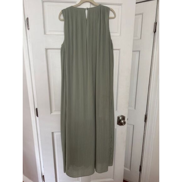 Banana Republic Pleated Maxi Flowy Dress, Green Sage Bouquet, Medium. - Picture 2 of 8